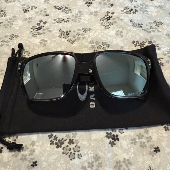 oakley Other - Oakley Sunglasses Holbrook Polished Two Tone frame  Prizm Polarized 9102